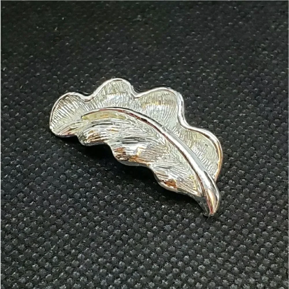 VINTAGE GERRY'S Silver-tone Leaf Pin Brooch Collectible Jewelry